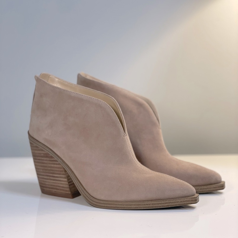 Vince Camuto V-cut Ginsel booties in taupe tint size 7
